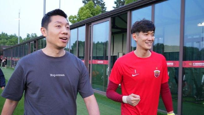 一女被两男吃奶玩乳尖小说